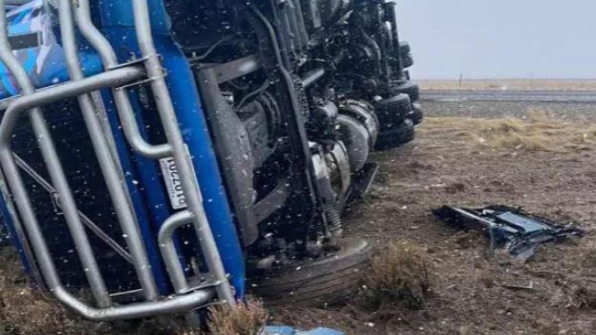 soferita-romanca-de-tir--accident-in-muntii-de-langa-las-vegas--nora-tara---nu-am-putut-nici-sa-plang--atarnand-de-centura-cu-susul-in-jos