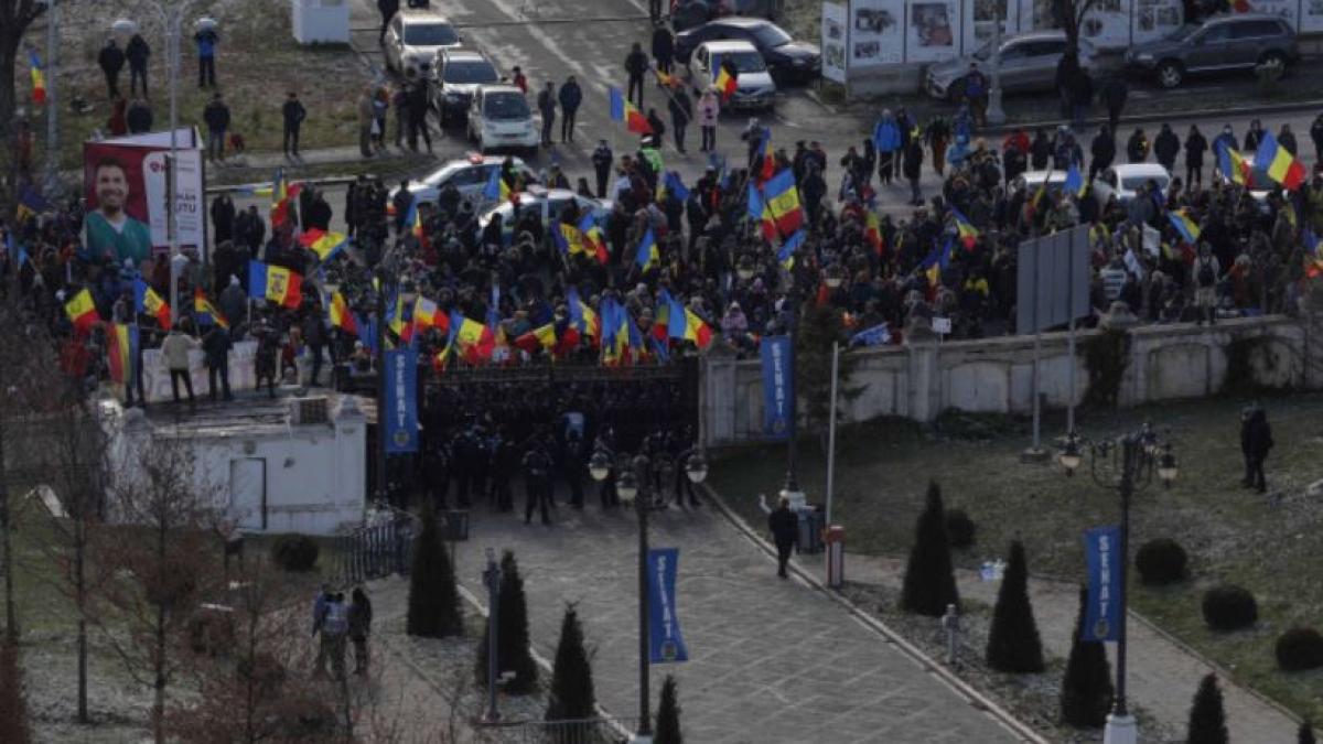 un-autovehicul-al-ambasadei-sua--avariat-in-timpul-protestului-de-la-parlament