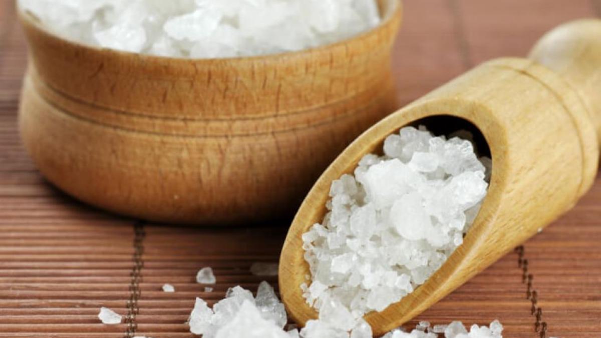 aplica-sare-de-bucatarie-pe-par--apoi-spala-l-bine-cu-sampon--trucuri-simple-care-te-scapa-rapid-de-matreata