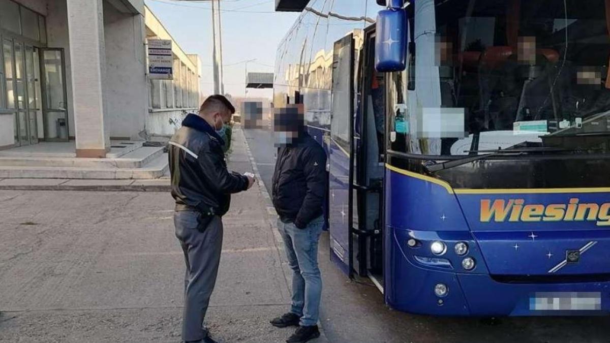 autocar--oprit-la-frontiera--toate-bagajele-au-fost-confiscate--iar-doi-pasageri-recalcitranti-au-fost-amendati