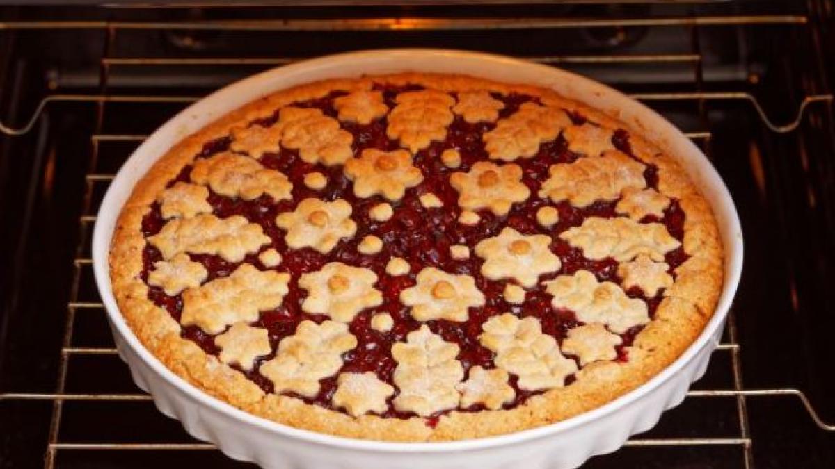 tarta-de-craciun--cu-dulceata-de-capsuni--o-reteta-super-usoara--perfecta-pentru-o-cina-festiva