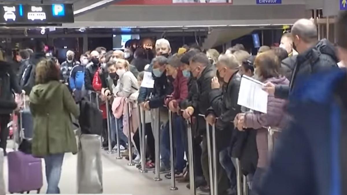 aglomeratie-la-intrarea-in-romania--romanii-din-diaspora-prefera-avionul-pentru-a-veni-acasa-de-craciun