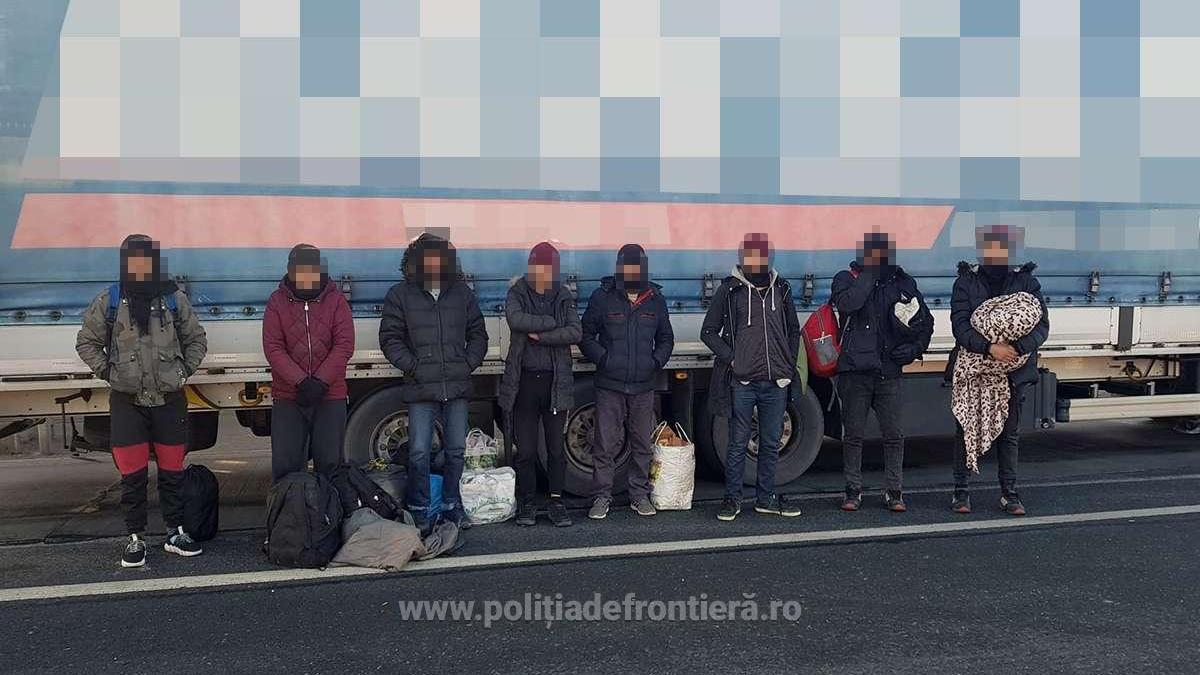 opt-afgani--ascunsi-intr-un-tir--prinsi-la-nadlac-de-politistii-de-frontiera