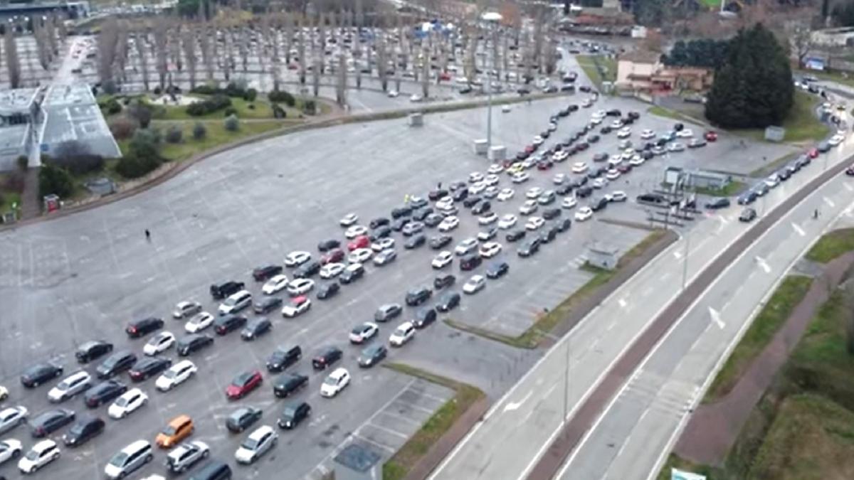 italia--aglomeratie-infernala-pentru-testare-anti-covid--oamenii-au-stat-la-cozi-uriase-la-farmacii-si-la-centrele-drive-through