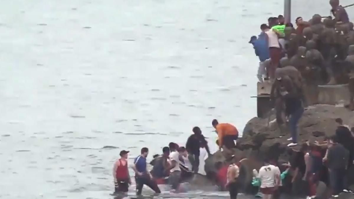 romanul-care-salveaza-mii-de-oameni-in-marea-mediterana--prc-e2prc-80prc-9eavem-572-de-migranti-la-bord--mancarea-se-termina-vineriprc-e2prc-80prc-9d