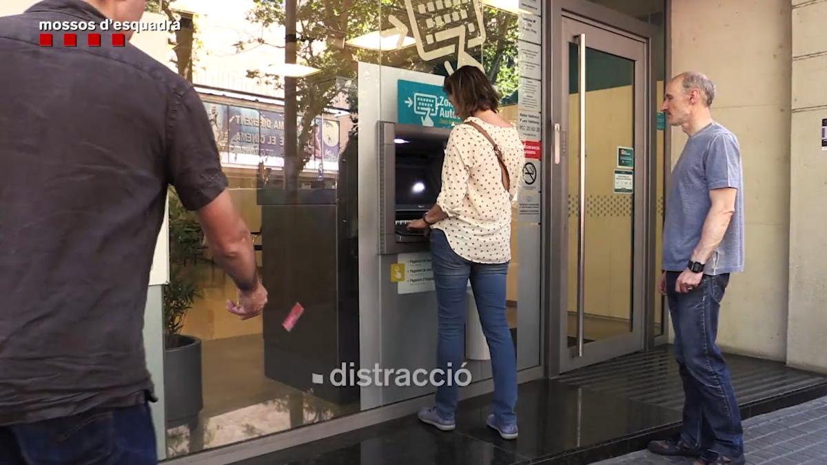 metoda-prc-e2prc-80prc-9eumarul-surferuluiprc-e2prc-80prc-9c--folosita-de-12-romani-din-spania-pentru-a-se-imbogati-rapid-cum-functioneaza-escrocheria