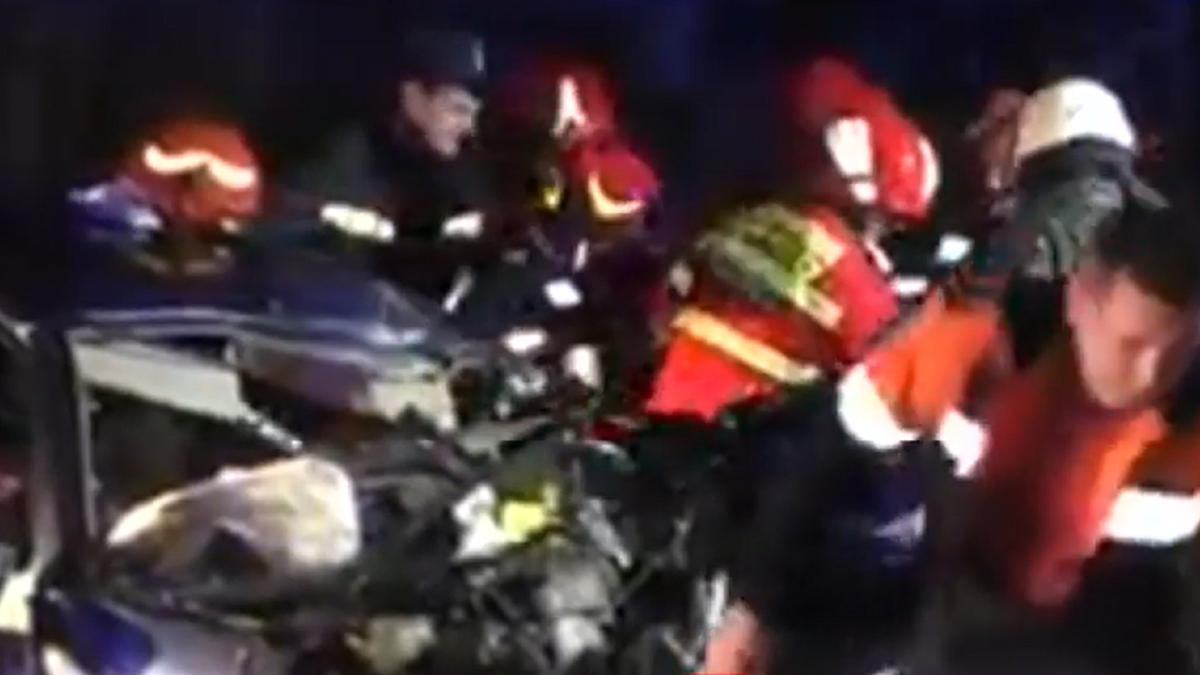 familie-de-romani--spulberata-de-un-tir--in-seara-de-craciun--pompierii-au-taiat-masina-in-bucati-pentru-a-scoate-victimele