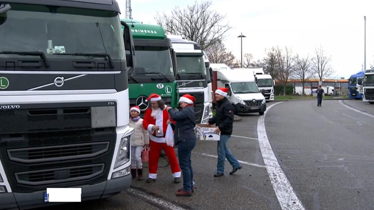 germania--mos-craciun-a-mers-la-sute-de-soferi-de-tir--printre-care-si-romani--blocati-in-parcari-ar-trebui-sa-isi-poata-petrece-sarbatorile-langa-familii---video