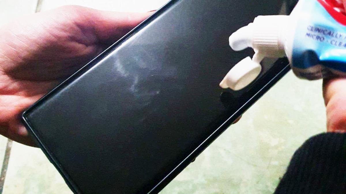 pune-pasta-de-dinti-pe-ecranul-telefonului-mobil--trucul-genial-pe-care-nu-l-stiai