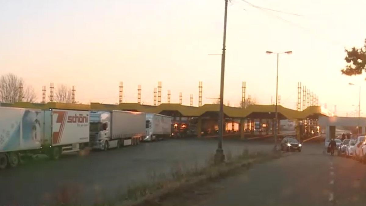 vamesi-romani--retinuti-pentru-mita-in-vama-bors--cereau-100-de-euro-de-la-soferii-de-tir-ca-sa-i-treaca-peste-coada-de-la-vama