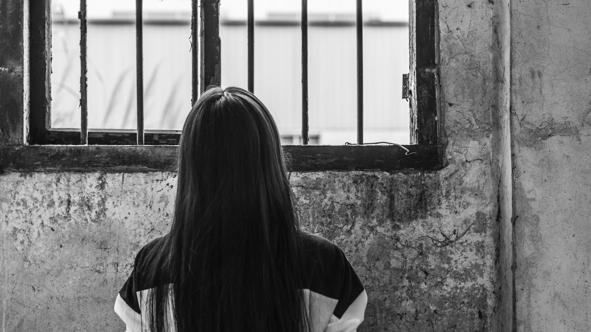 un-tata-roman-isi-tinea-fiica-incuiata-intr-o-camera-din-casa-a-fost-gasita-dupa-un-grilaj-metalic--inchis-cu-un-lacat