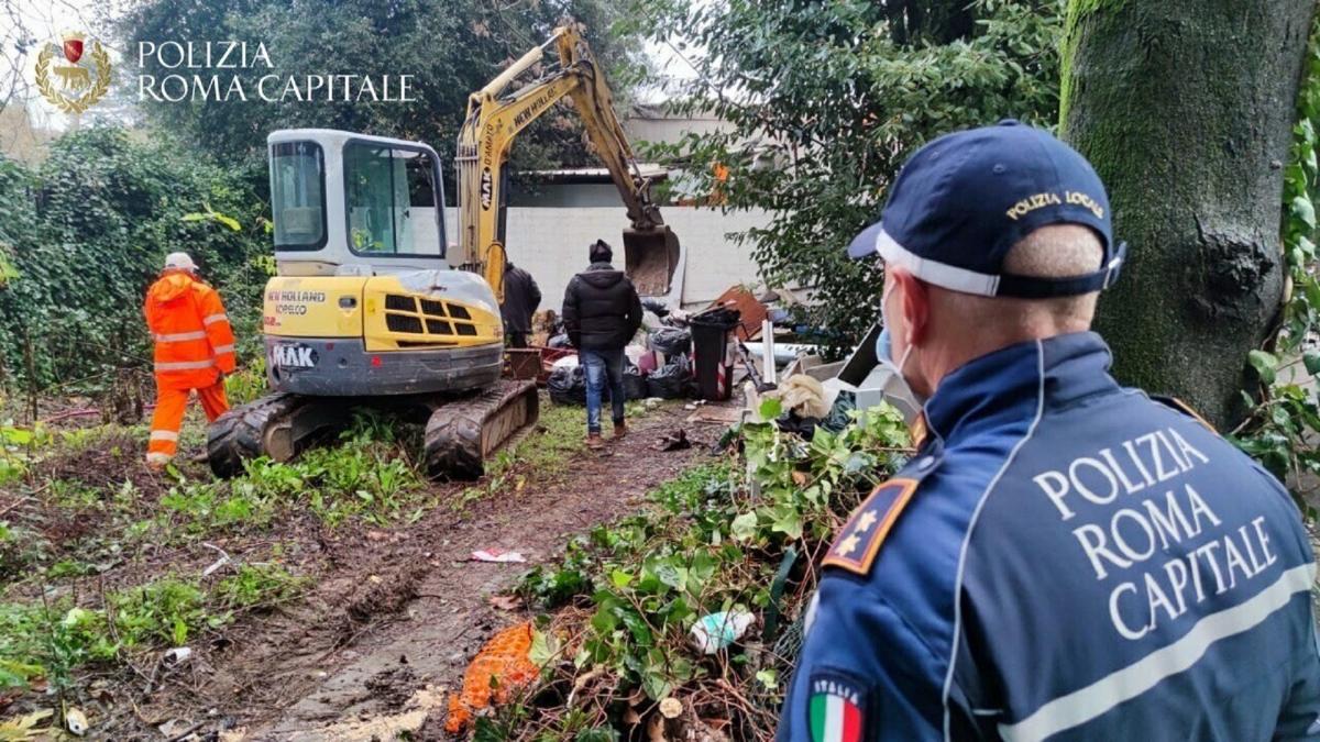 italia--o-familie-de-romani-a-ramas-pe-drumuri-in-a-treia-zi-de-craciun-dupa-ce-casa-in-care-stateau-ilegal-a-fost-demolata-1