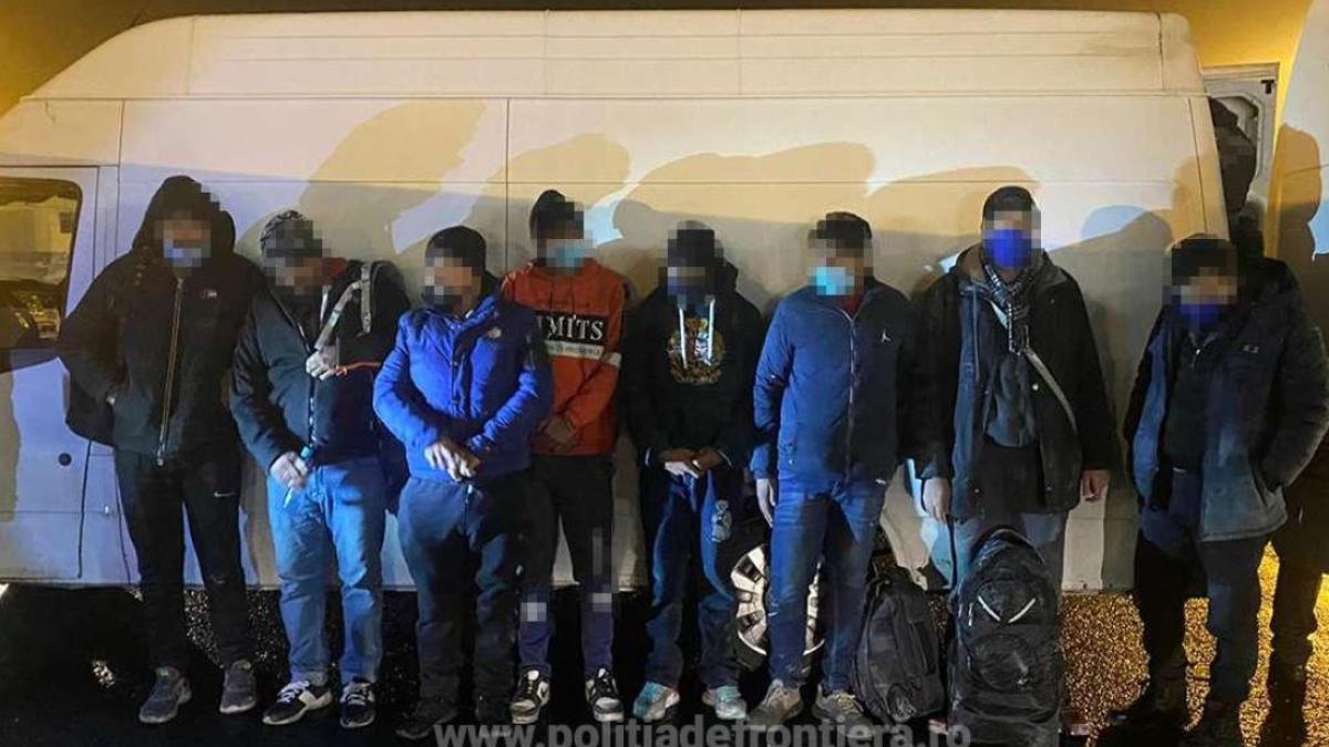 microbuz--oprit-la-iesirea-din-romania--soferul-roman--care-transporta-polistiren--in-ungaria--luat-la-intrebari-de-politisti