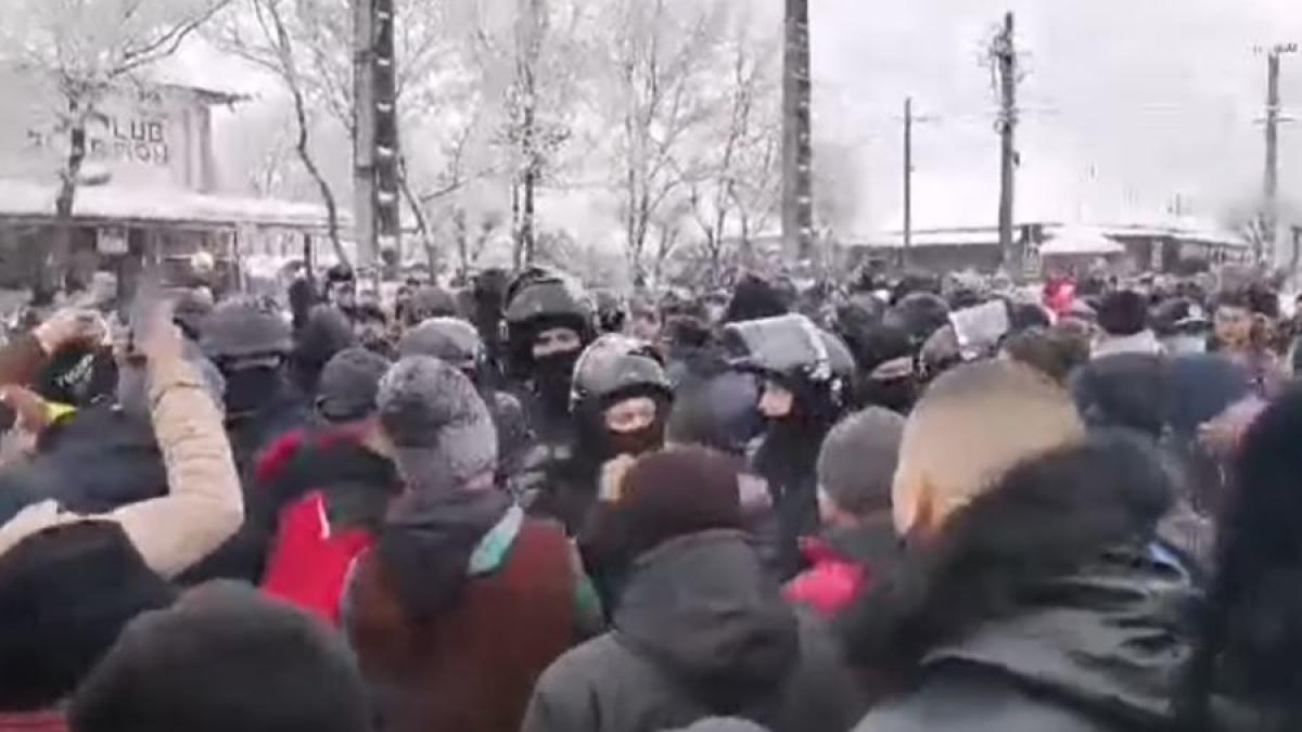 jandarm-roman--ranit-in-timpul-bataii-traditionale-de-la-ruginoasa-sursa---youtube-aloiasi