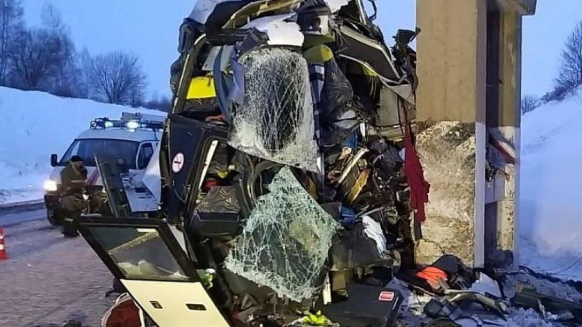 autobuz--plin-cu-pasageri-a-lovit-un-pilon-de-pod--cinci-oameni-au-murit-pe-loc--alte-21-de-persoane-au-fost-ranite