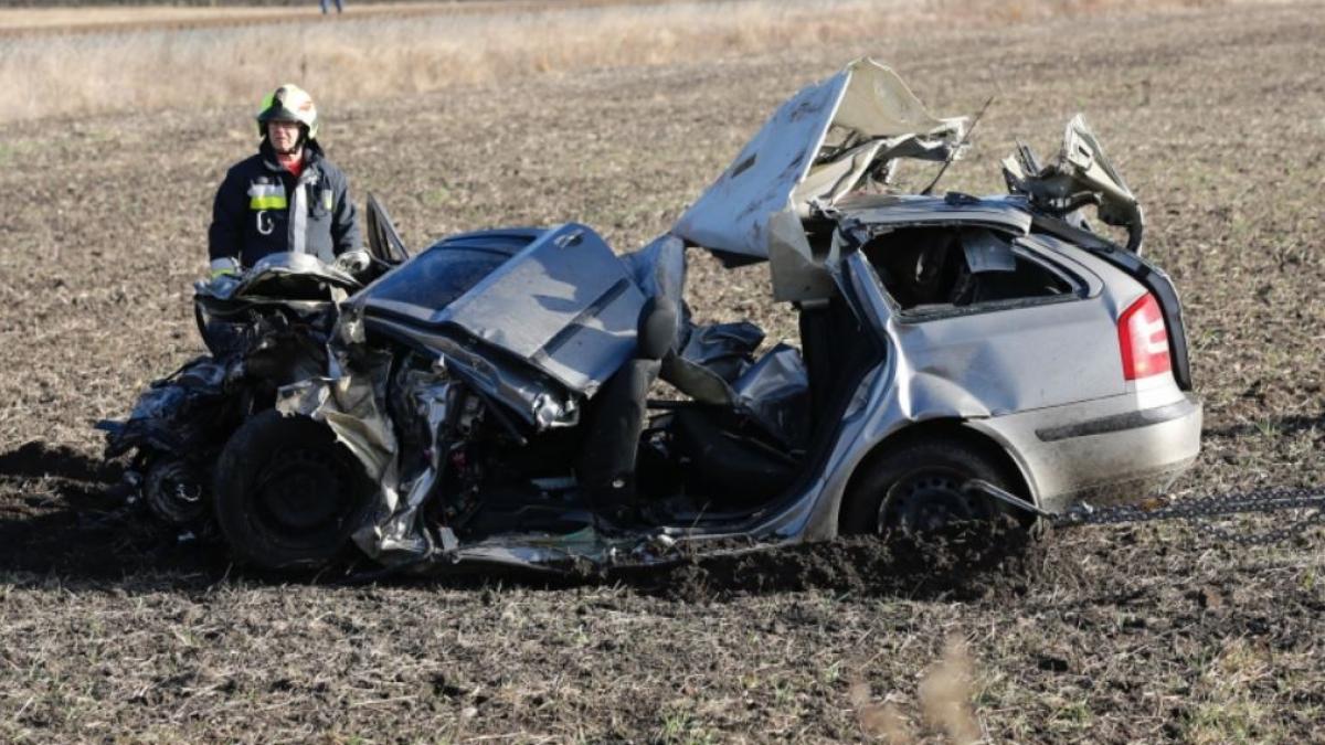 ungaria--patru-tineri-au-murit-pe-loc--dupa-ce-masina-lor-a-fost-spulberata-de-un-tren--o-singura-supravietuitoare--in-stare-grava