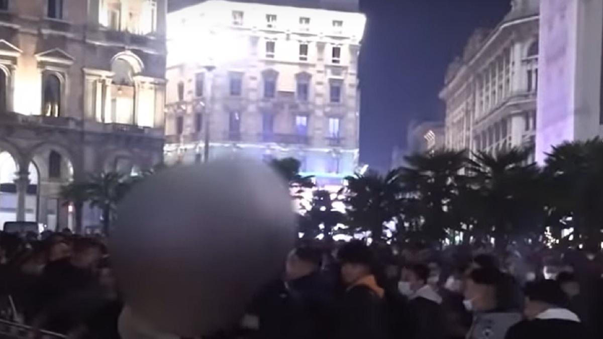 italia--tanara--atacata-de-cel-putin-30-de-straini-violenti--o-inconjoara-si-o-imping-chiar-in-centrul-orasului-milano---video