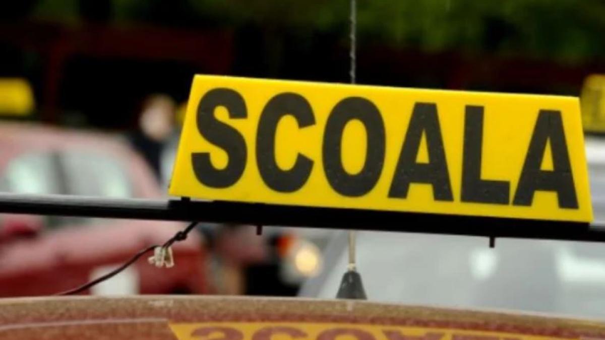 un-roman-a-incercat-sa-fraudeze-examenul-pentru-permisul-de-conducere--politistii--socati-de-ce-ascundea-tanarul-sub-haina