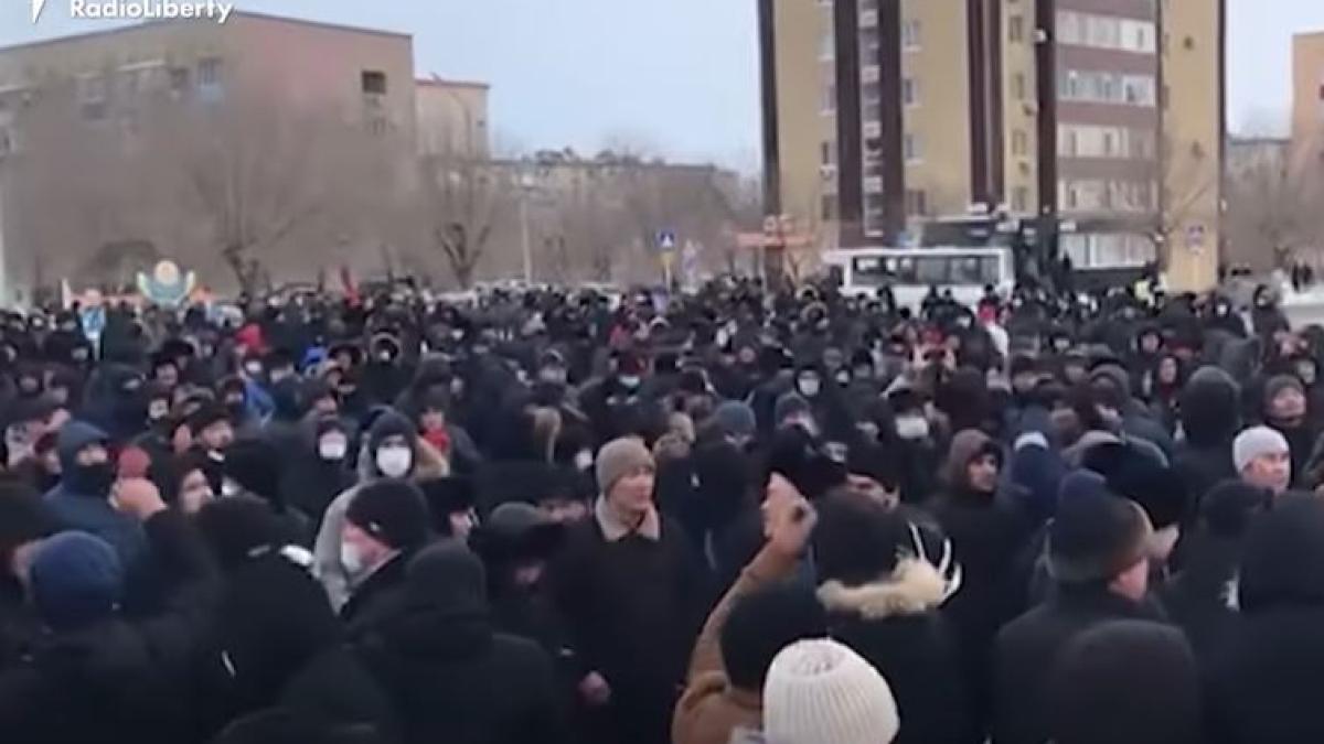 proteste-violente-in-kazahstan--politia-a-folosit-gaze-lacrimogen-pentru-a-imprastia-multimea-furioasa