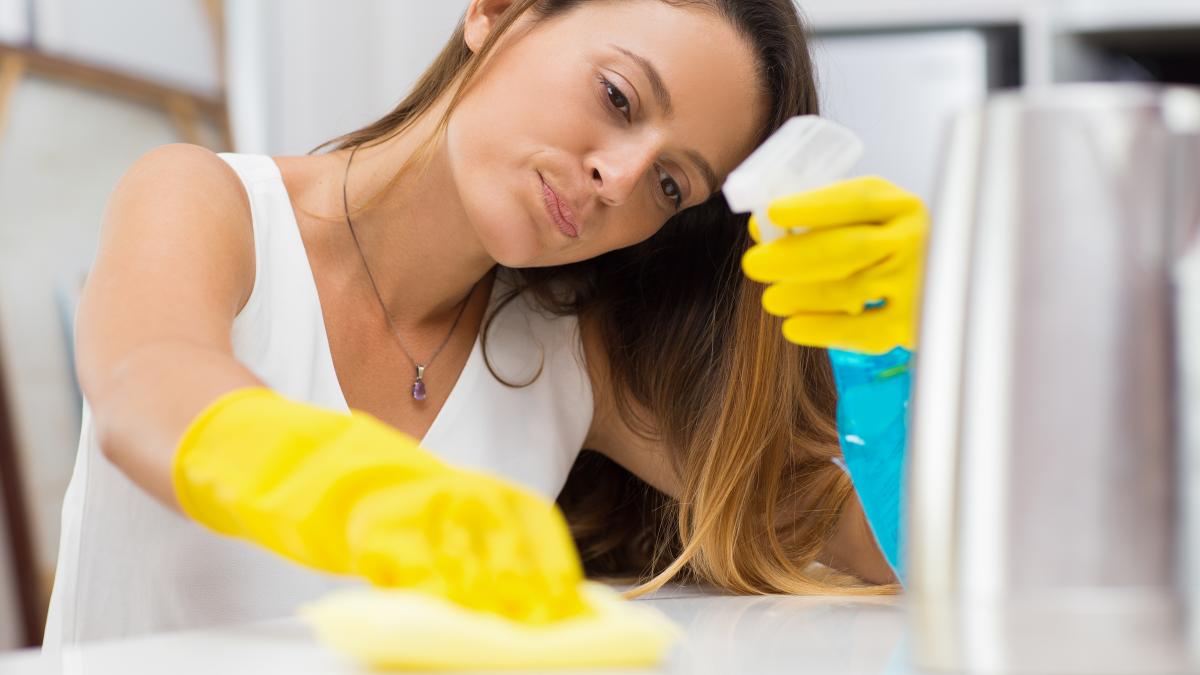 cum-sa-scapi-de-petele-de-pe-fetele-de-masa-cu-ingredientele-pe-care-le-ai-in-casa--trucuri-simple-si-ieftine-care-le-vor-lasa-ca-noi