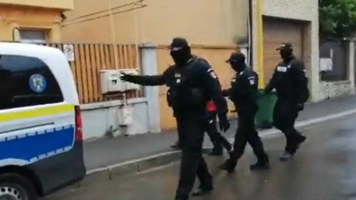 doi-romani-au-spart-o-locuinta--de-unde-au-sustras-bunuri--in-valoare-de-200-000-de-lei--hotii--saltati-de-politisti-si-dusi-la-audieri