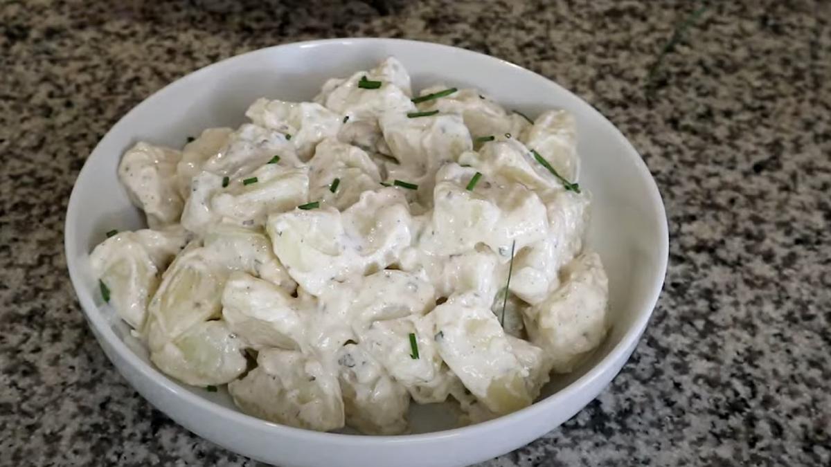 salata-calda-de-cartofi-cu-sos-de-iaurt--foarte-cremoasa-uita-de-clasica-salata-orientala--aceasta-reteta-este-de-zece-ori-mai-buna