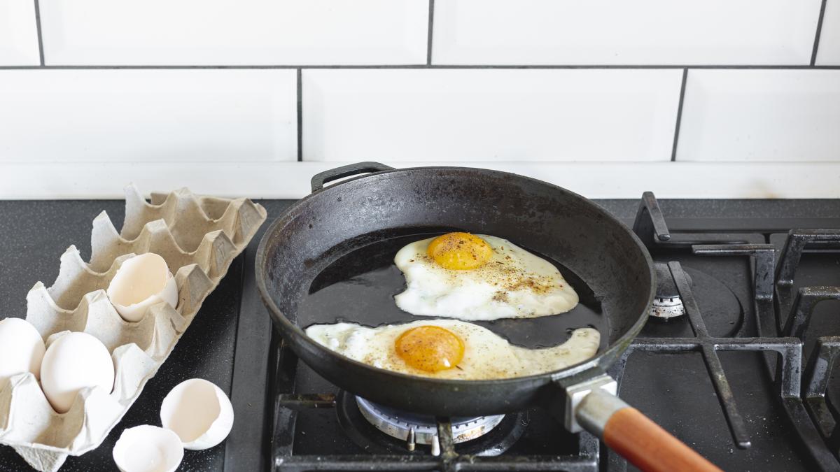 pune-putina-faina-in-tigaie-cand-faci-oua-ochiuri--cele-mai-bune-trucuri-de-la-bunica-pe-care-trebuie-sa-le-cunoasca-orice-gospodina