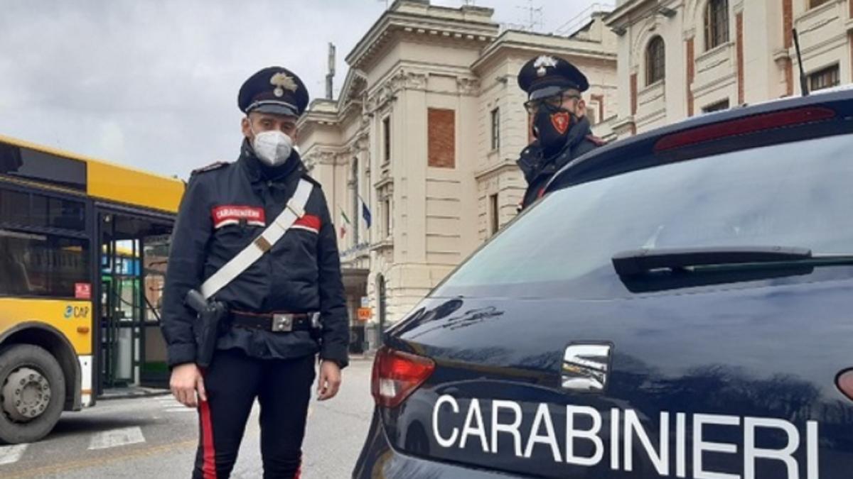 italia--un-roman-a-spart-parbrizul-unui-autobuz--incatusat-dupa-ce-si-a-iesit-din-minti-a-inceput-sa-tipe-si-sa-ameninte-soferul-cu-cutitul