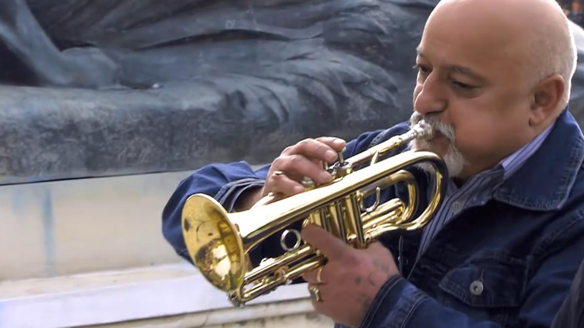 povestea-unui-muzician-roman--iubit-de-trecatori-si-alungat-de-vecini-cant-ca-sa-castig-bani-sa-pot-plati-chiria-si-sa-mi-intretin-familia