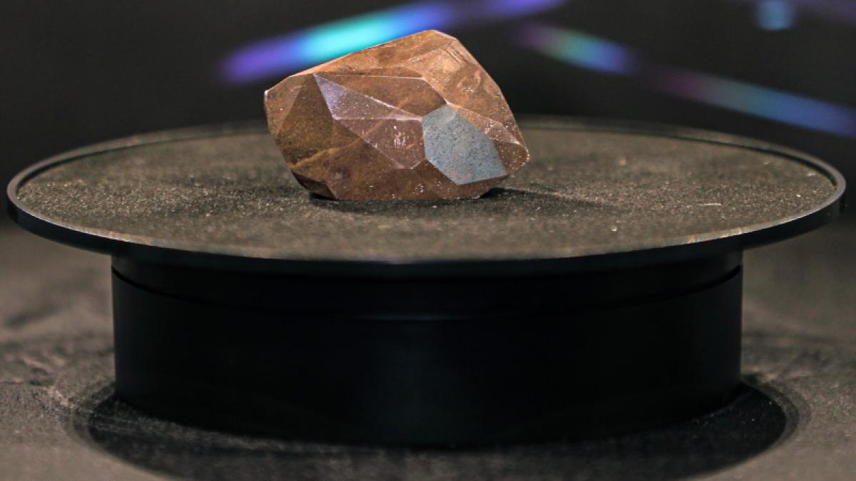 un-diamant-negru-de-555-de-carate--cel-mai-mare-de-acest-tip--va-fi-scos-la-licitatprc-ccprc-a7ie