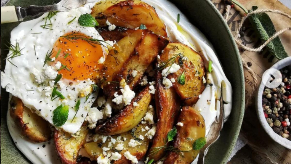 cartofi-copti-cu-ou-si-iaurt