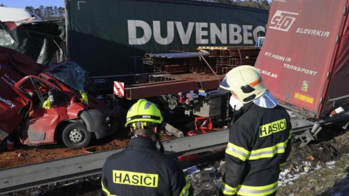 carambol-cu-36-de-masini-si-camioane--pe-o-autostrada-in-cehia--autoritatile-au-declansat-planul-rosu-de-interventie