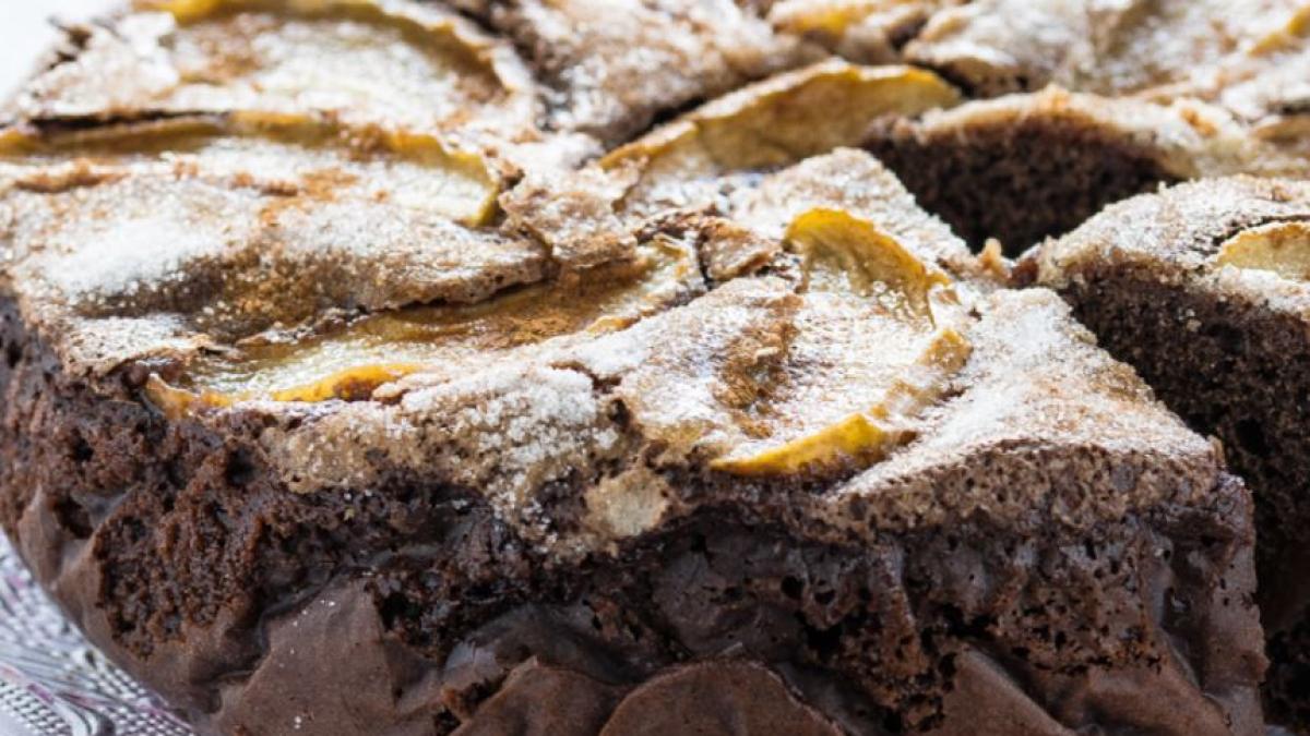 tarta-cu-mere-si-ciocolata--moale-ca-un-nor--un-desert-senzational--gata-in-5-minute