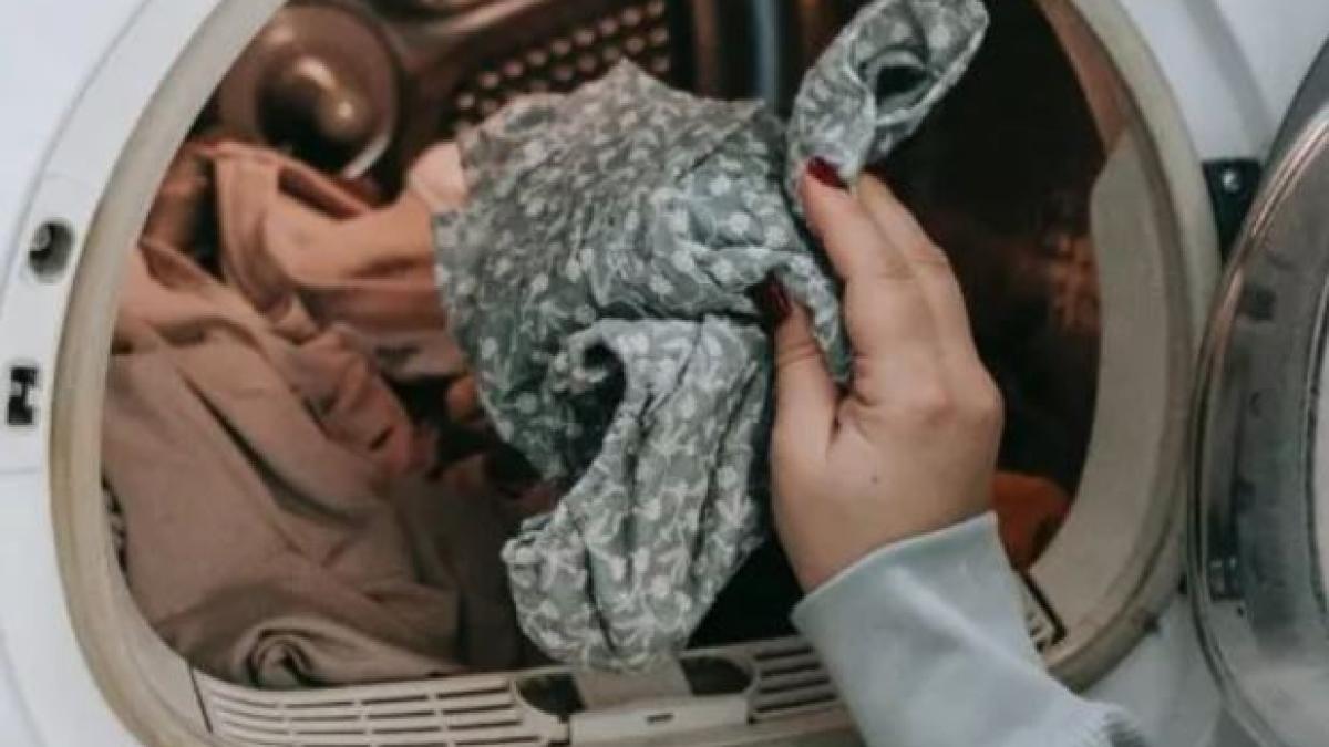 ai-uitat-un-servetel-de-hartie-in-masina-de-spalat---iata-un-truc-genial-care-te-ajuta-sa-indepartezi-resturile-de-pe-haine-
