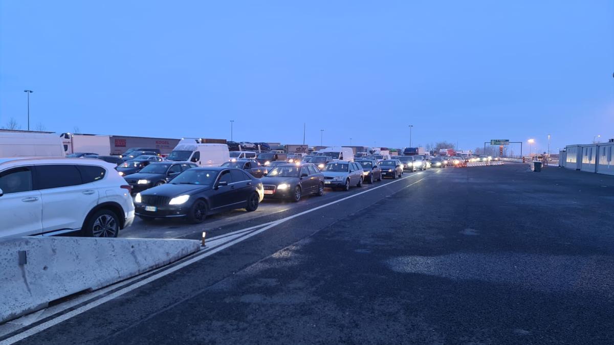 oricare-vama-granita-frontiera-trafic-aglomeratie-masini-masina-sofer