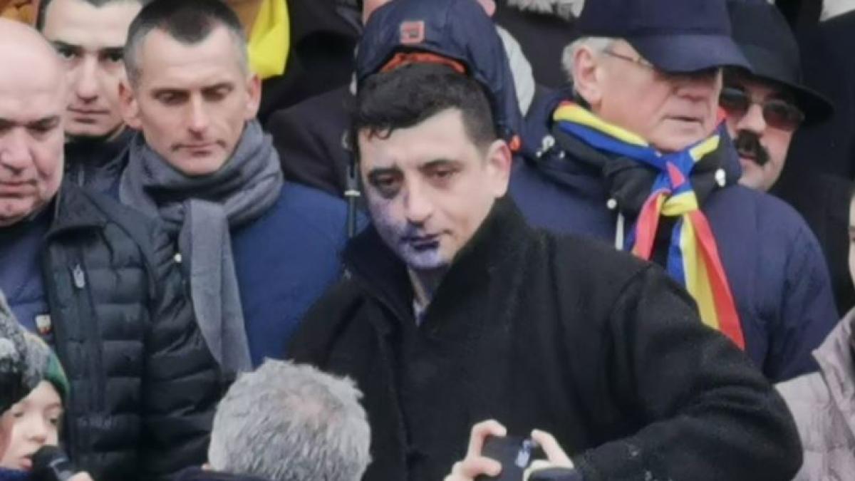 george-simion-atacat-de-manifestantii-de-la-iasi--liderul-aur--manjit-cu-cerneala-pe-fata