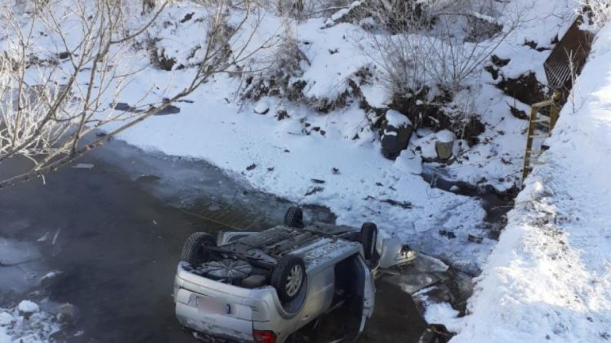 un-automobil--cu-patru-romani--a-plonjat-intr-un-rau--in-judetul-cluj