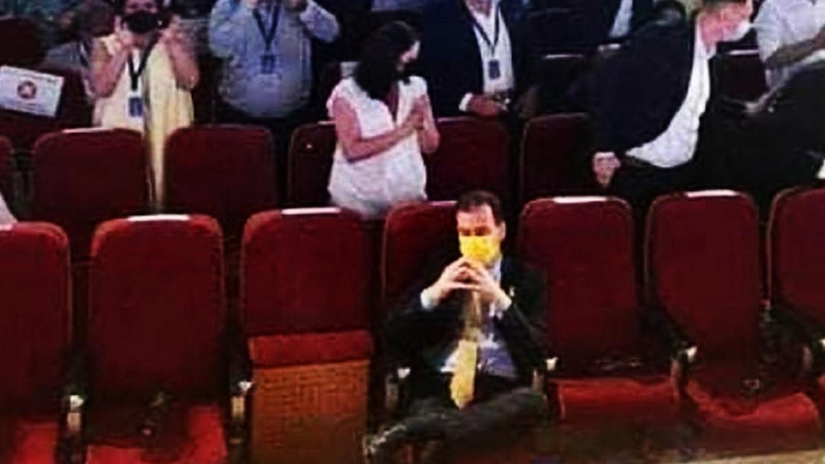 orban--aluzie-la-poza-virala-in-care-pare-abandonat-de-partid-prc-e2prc-80prc-9ecine-umileste-presedintele-pnl-umileste-partidul-in-ansamblul-sauprc-e2prc-80prc-9d