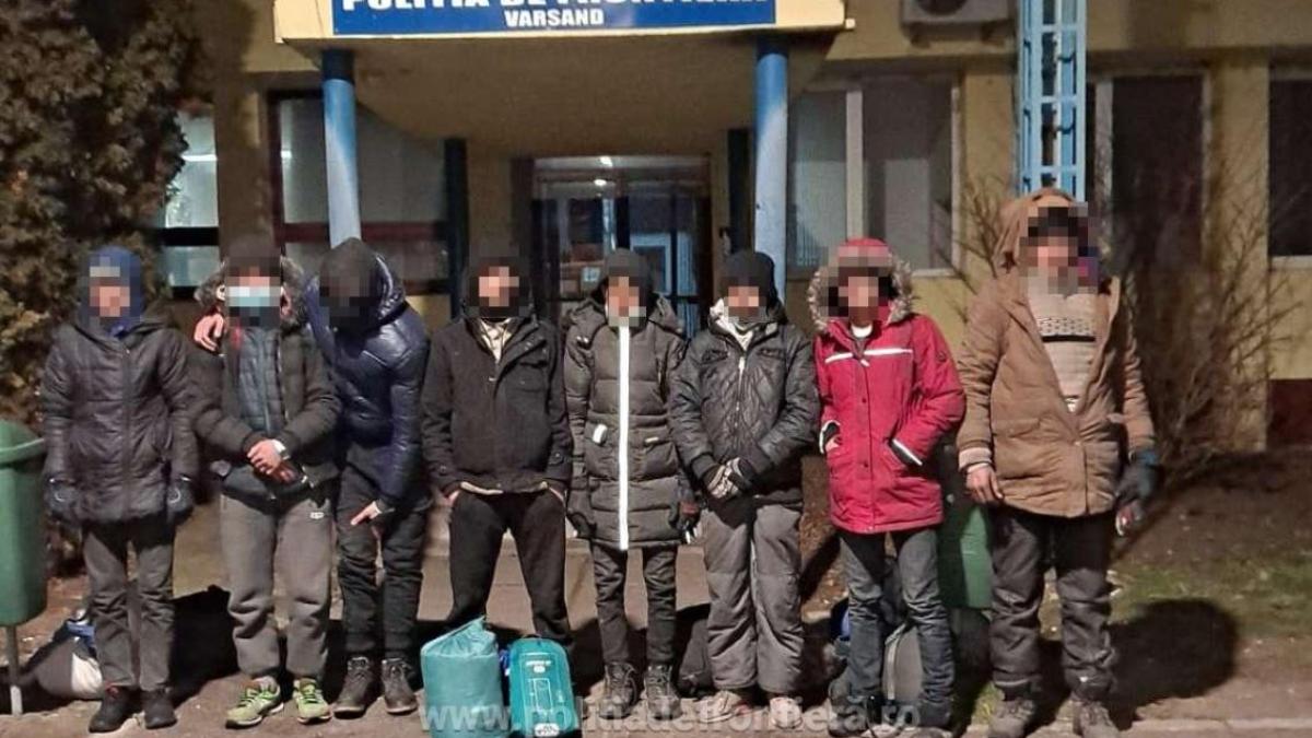 tir--condus-de-un-bulgar--oprit-in-vama-varsand--politistii-au-gasit-opt-migranti--ascunsi-printre-marfa-transportata