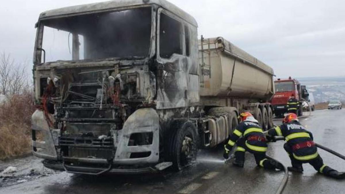 un-camion--care-transporta-balast--a-luat-foc-in-trafic--soferul-roman-a-reusit-sa-se-salveze