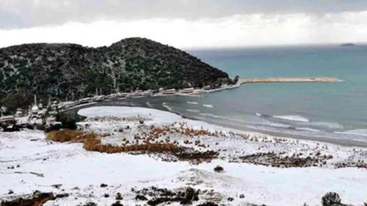 turcia--pentru-prima-oara-dupa-29-de-ani--a-nins-in-cea-mai-populara-statiune--plajele-din-antalya--acoperite-cu-zapada