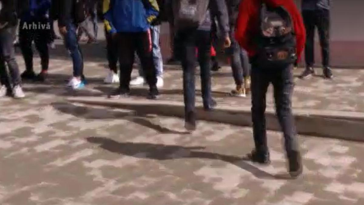 un-elev-roman-a-murit-subit--in-curtea-scolii--in-fata-colegilor-lui-de-clasa