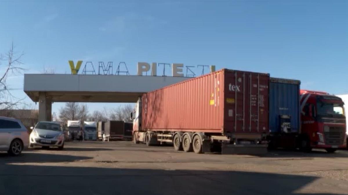 imagini-incredibile-filmate-de-un-sofer-roman-de-tir--in-vama-pitesti--sunt-invitati-sa-isi-faca-nevoile-in-spatele-unei-cladiri