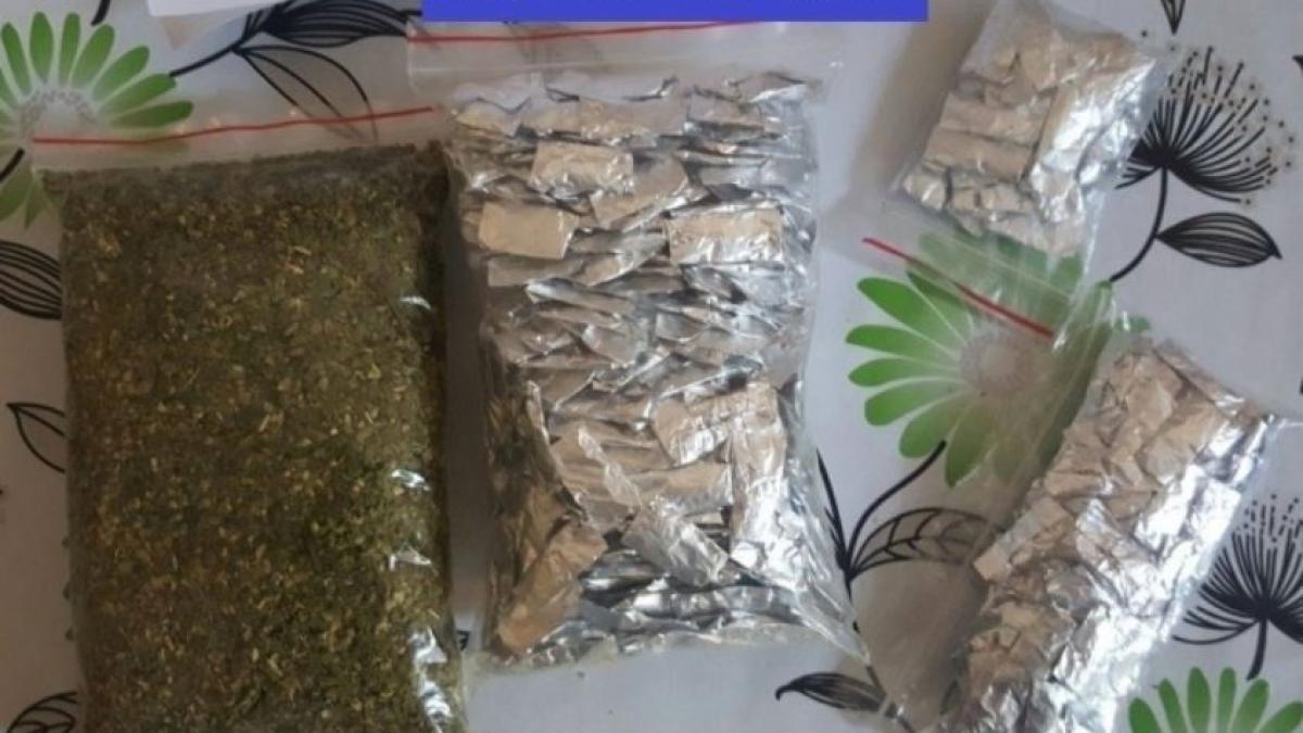 un-roman-a-primit-droguri-din-spania--prins--cand-ridica-pachetul-cu-peste-7-kilograme-de-droguri-de-la-o-firma-de-curierat