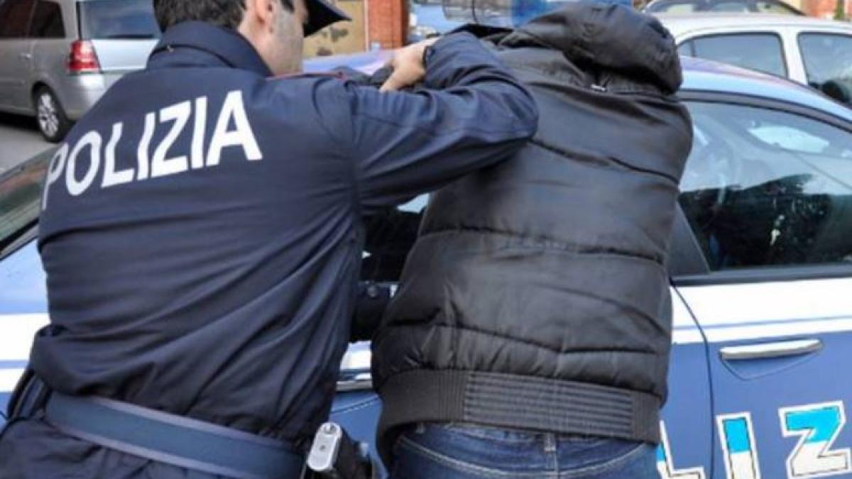 italia--un-roman--care-trebuia-sa-fie-in-inchisoare--se-plimba-liber-pe-langa-un-supermarket