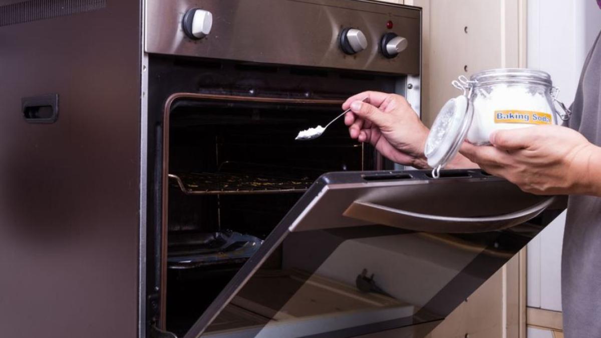 cinci-trucuri-geniale-si-rapide--pentru-un-cuptor-mereu-curat--degresat-si-parfumat--ai-nevoie-doar-de-5-minute-de-efort