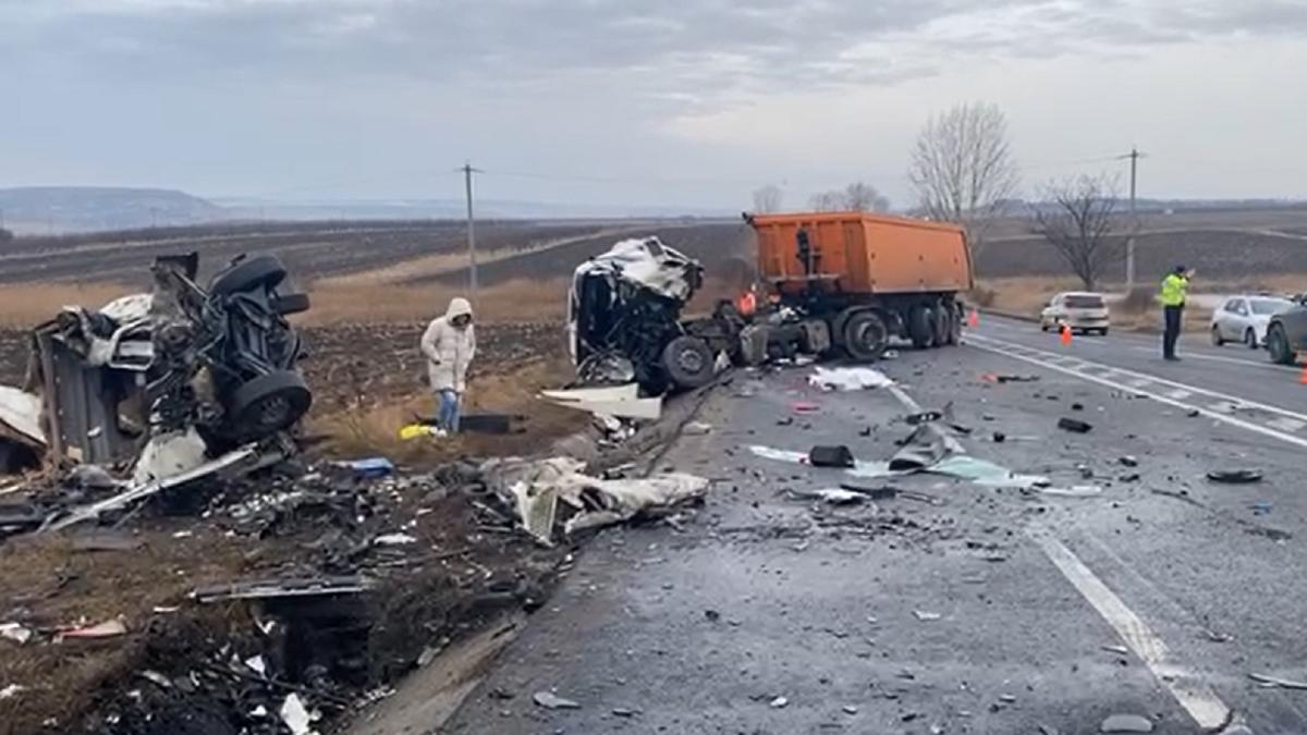 accident-foarte-grav-intre-un-camion--o-ambulanta-si-un-autoturism--sapte-romani-au-murit