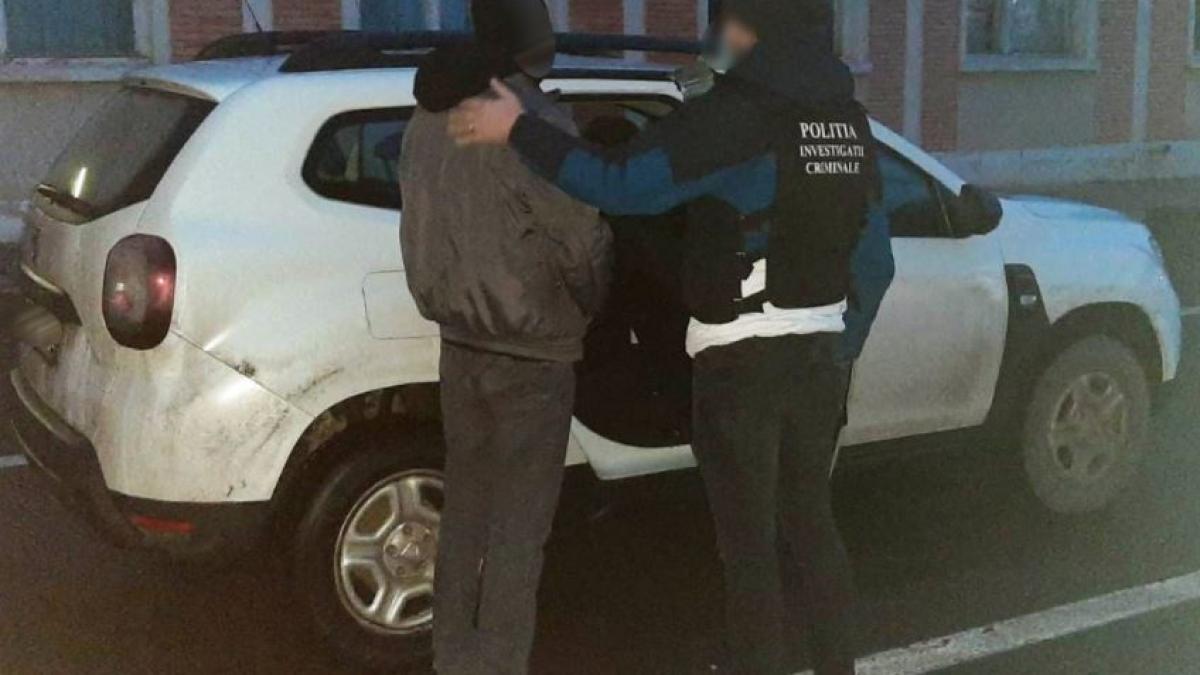 microbuz--oprit-la-vama--un-pasager--condamnat-pentru-trafic-de-droguri--a-fost-retinut-pe-loc