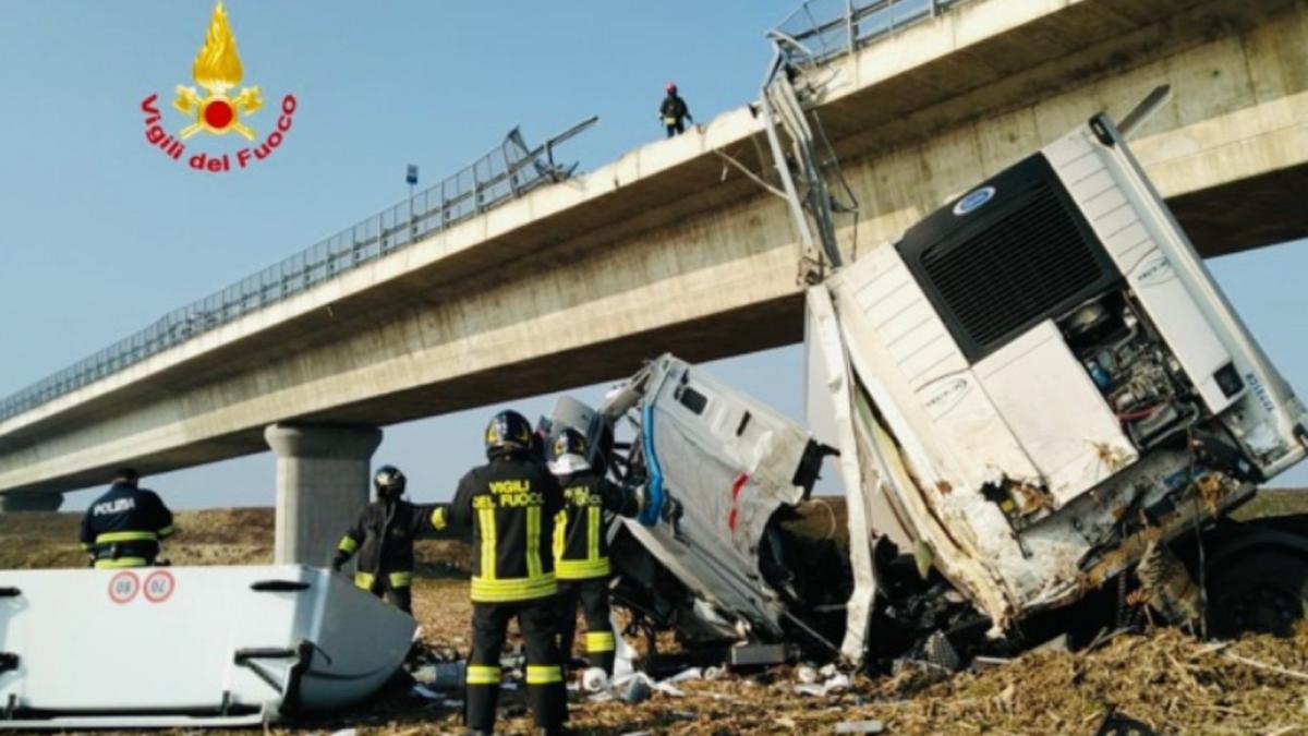 italia--camionul-unui-roman--implicat-intr-un-teribil-accident-a-cazut-de-la-15-metri-inaltime--un-afacerist-a-murit---foto-1