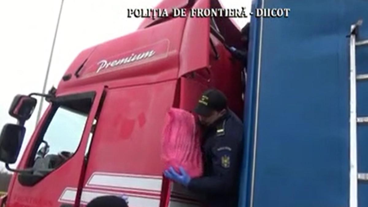 opiu-in-valoare-de-1-5-milioane-de-euro--descoperit-deasupra-cabinei-unui-camion--intr-o-vama-din-romania